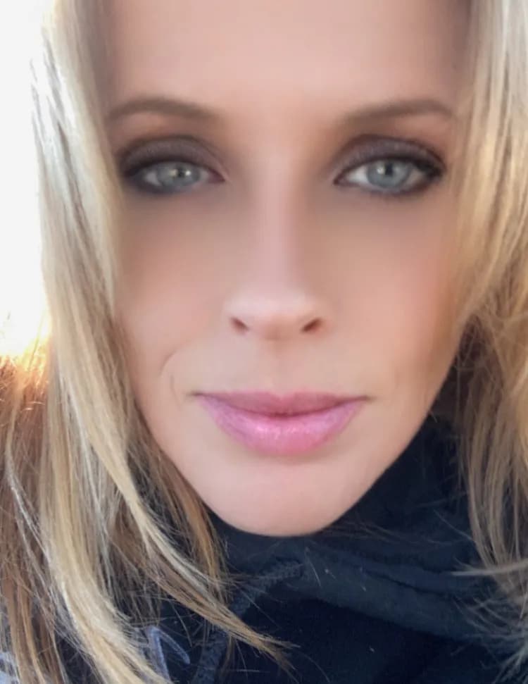 Elaine Cox image