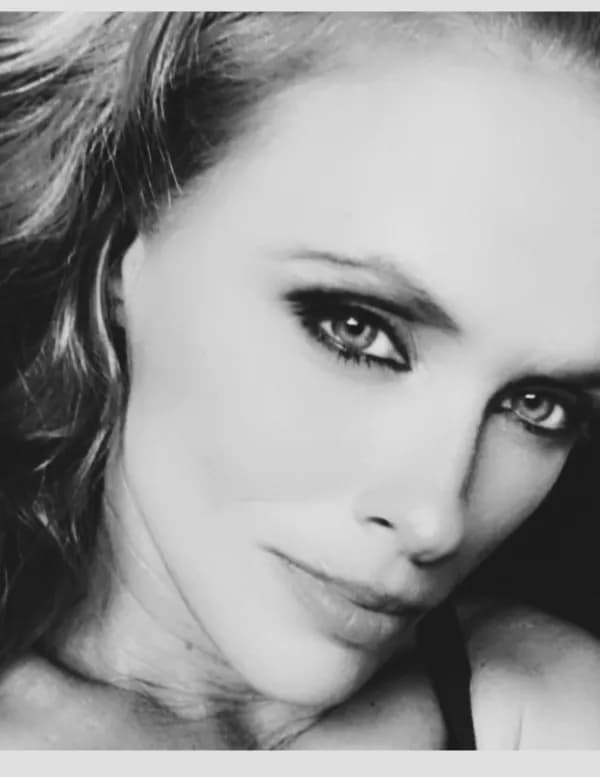 Elaine Cox image