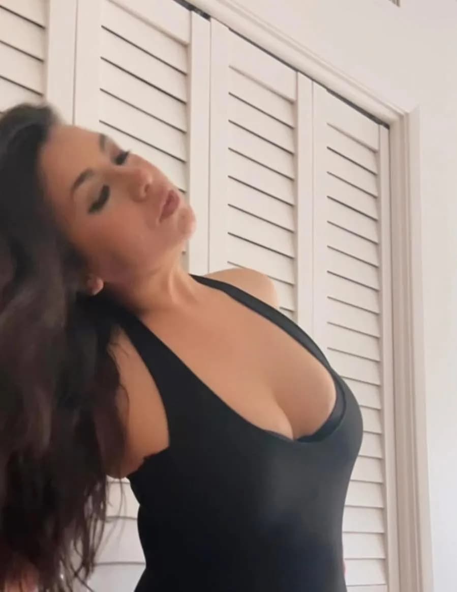 Karen Escobar image