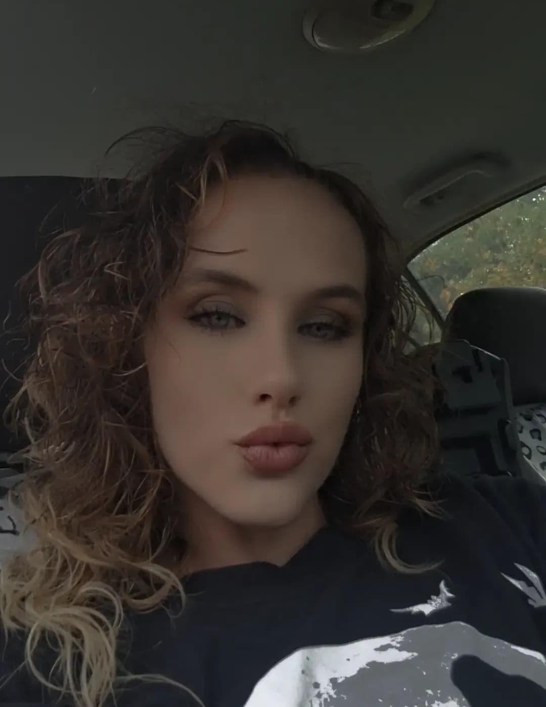 HollyDanielle image