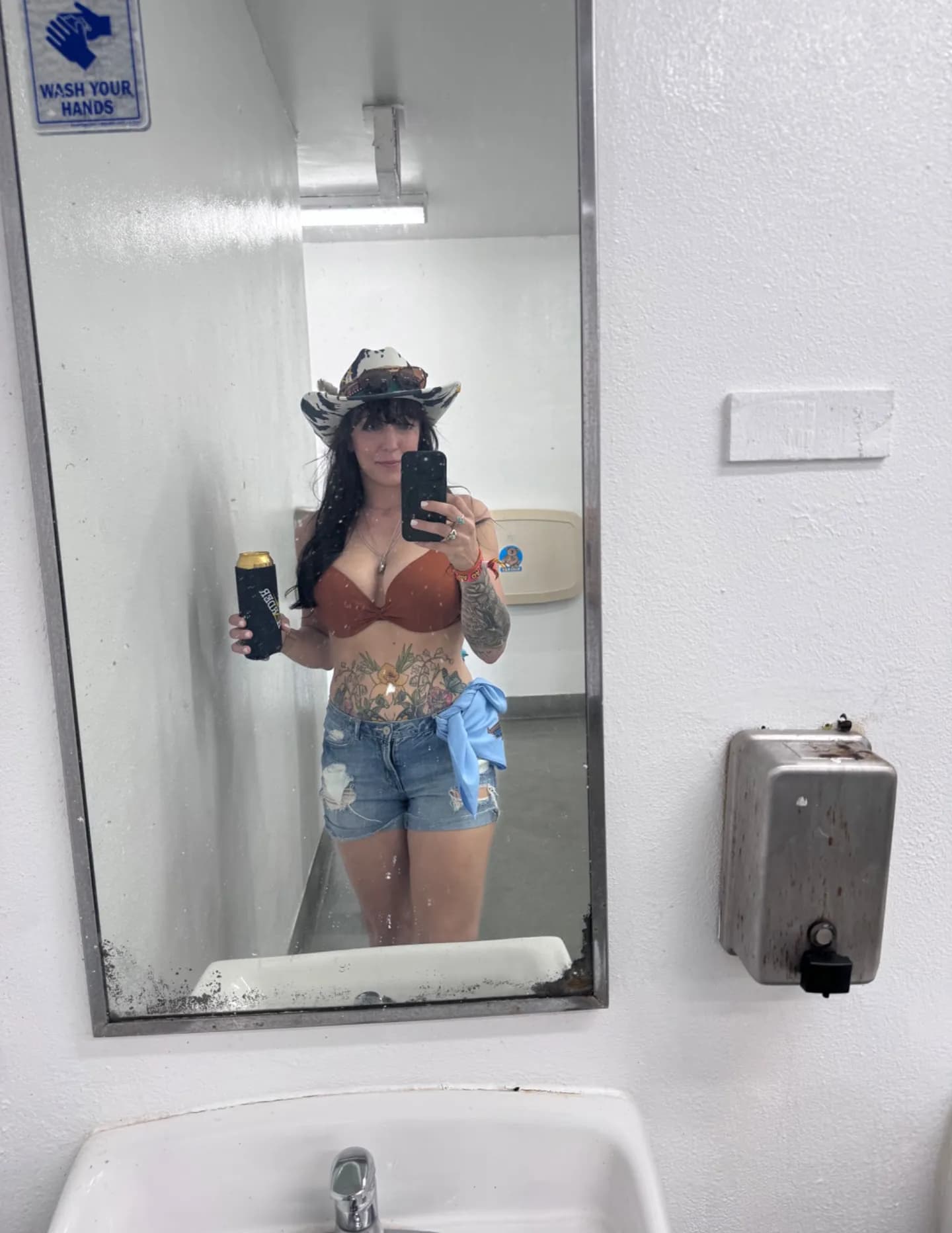 Lizzie Kay image
