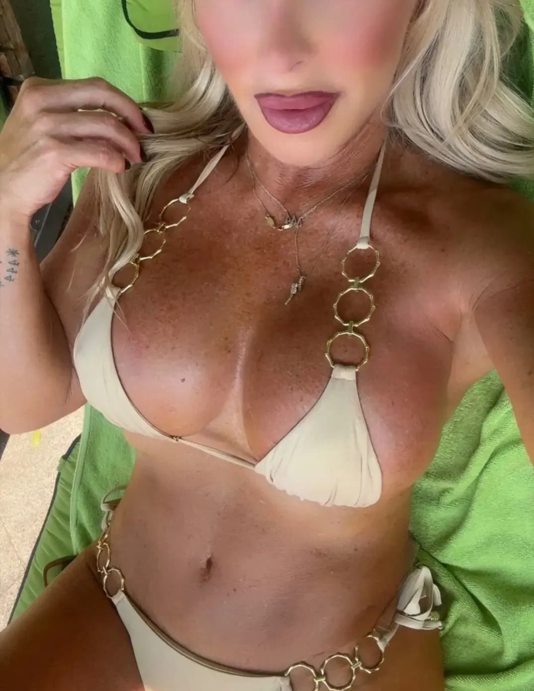 Rachelle E image