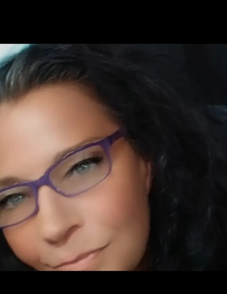 Tania White image