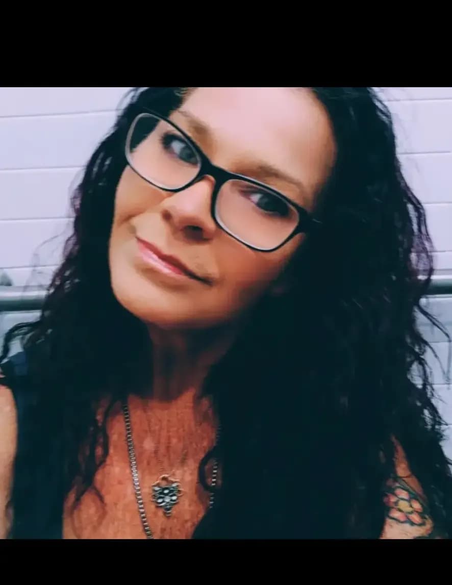 Tania White image