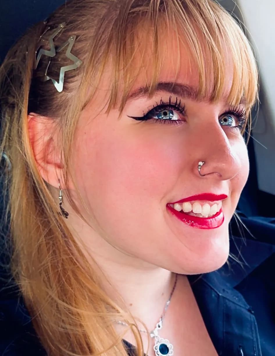 Chloe Dellinger image