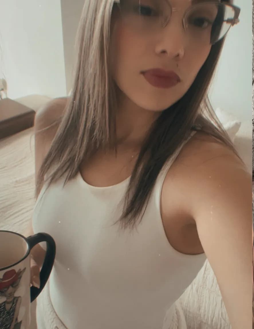 Natalie Gil image