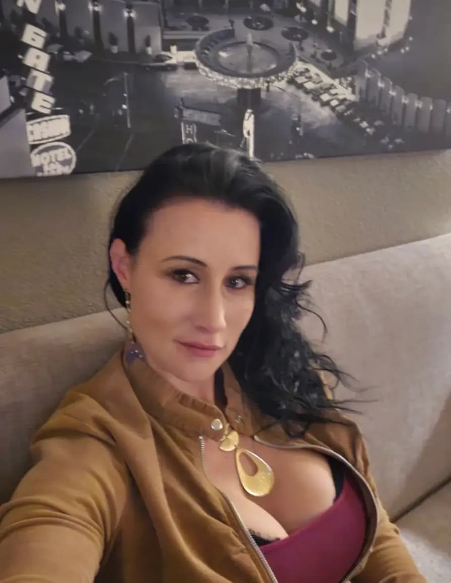 Victoria L image