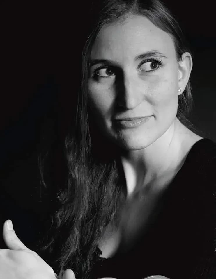 Cassandra W. image