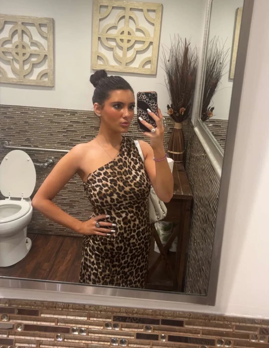 Scarletmariehili image