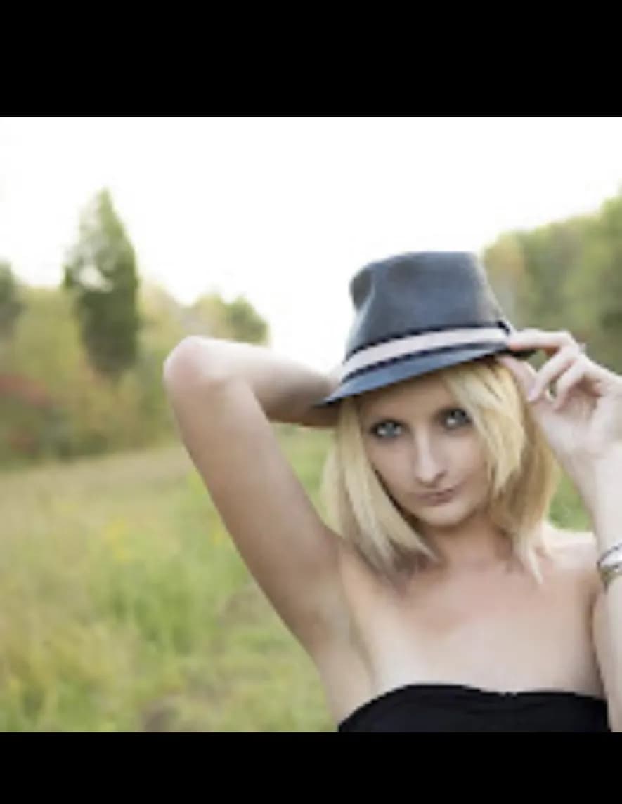 Tracey Lee image