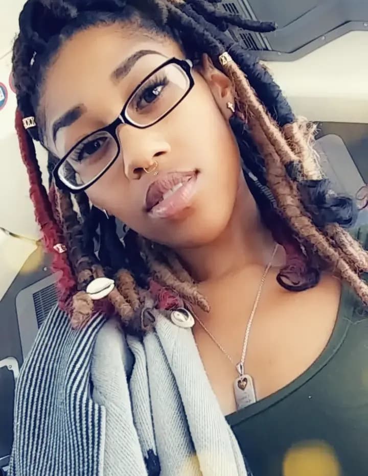 Dee Love image