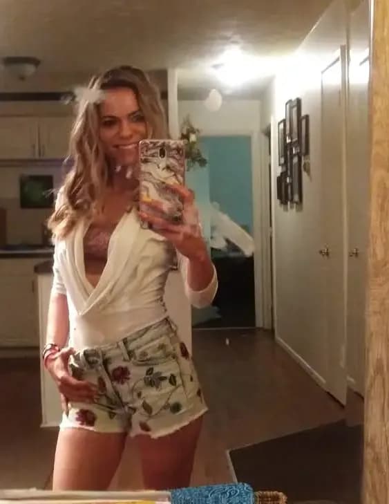 Bombshell shorty image