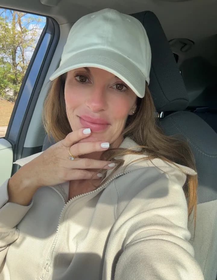 Holly Holt image