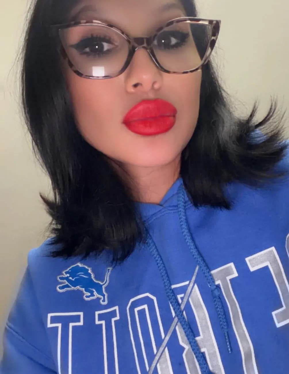 Julie Perez image