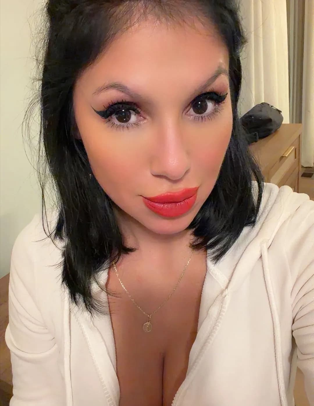 Julie Perez image
