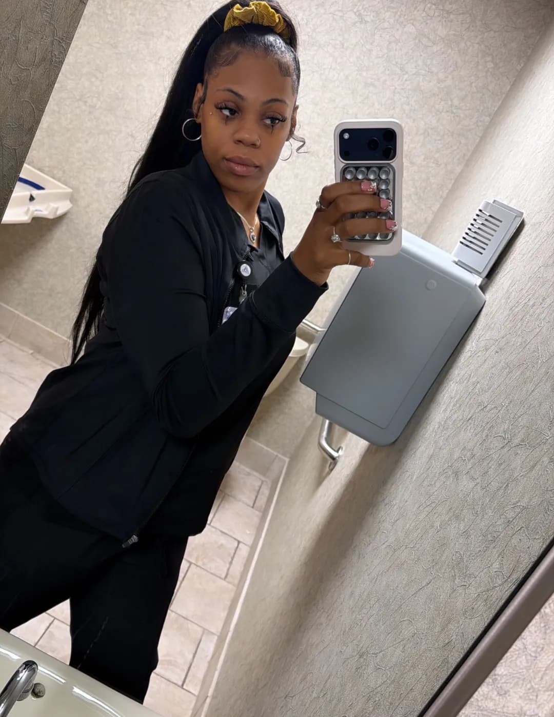 Ari Luxe image